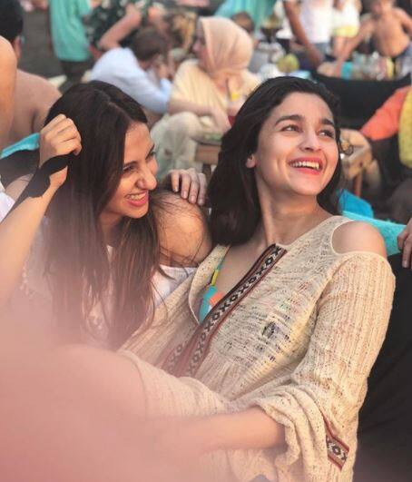 ફ્રેન્ડ સાથે આલિયાએ શેર કરેલી તસવીર.