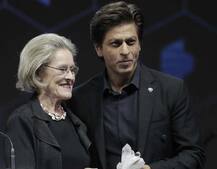 દાવોસમાં શાહરૂખ ખાનને અપાયો ક્રિસ્ટલ એવોર્ડ , જાણો આ પહેલા ક્યા ભારતીયોને મળી ચૂક્યું છે સન્માન