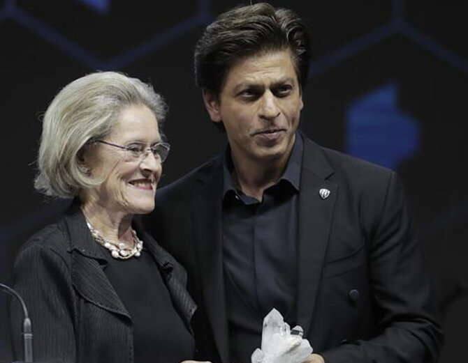 દાવોસઃ બોલીવૂડ એક્ટર શાહરૂખ ખાનને સોમવારે સાંજે દાવોસમાં યોજાઈ રહેલી વર્લ્ડ ઇકોનોમિક ફોરમમાં ક્રિસ્ટ અવોર્ડથી નવાજવામાં આવ્યા હતા. આ એવોર્ડ મહિલાઓ અને બાળકોના હકમાં કેમ્પેન ચલાવવા માટે આપવામાં આવે છે. 