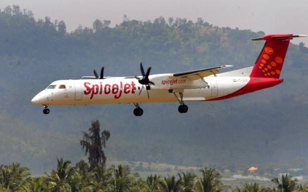 बिना ATC क्लीयरेंस के उड़ान भरने पर SpiceJet  ने पायलट को ड्यूटी से हटाया, हो सकती थी बड़ी दुर्घटना