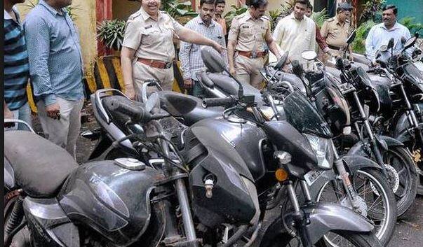 પંચાયતે રમણને 40,000 રૂપિયાનો દંડ કર્યો હતો. દંડની રકમ ચૂકવવા માટે તેણે અન્ય બે લોકો સાથે મળીને 50 બાઈકની ચોરી કરી. પરંતુ જે છોકરી માટે તેણે આ બધું કર્યું તે અન્ય કોઇ સાથે ભાગી ગઈ.