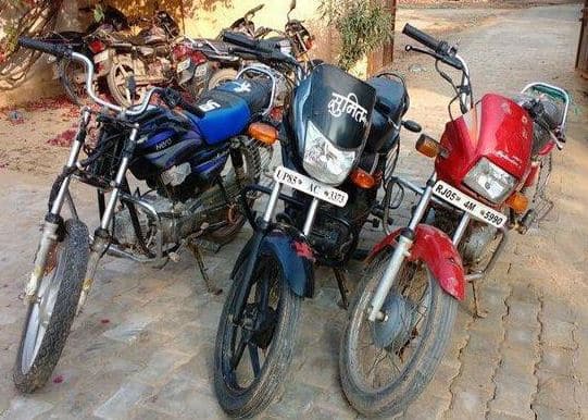 રમણ મોટરસાઇકલને અનલોક કરવા માટે એક માસ્ટર કીનો ઉપયોગ કરતો હતો. તેના બંને સાથીઓ સ્પેરપાર્ટ્સ અલગ અલગ કરીને વેચી દેતા હતા.