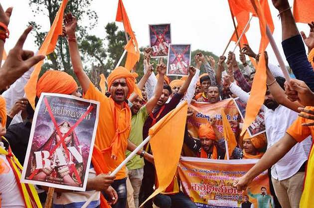 કે સેરા-સેરામાં ફિલ્મ નહીં બતાવવાનો નિર્ણય કરવામાં આવ્યો છે. જે મલ્ટિપ્લેકસ મુંબઇના મલ્ટિપ્લેકસ એસોસિએશન સાથે સંકળાયેલા છે તે મલ્ટિપ્લેકસમાં ફિલ્મ ચલાવાશે કે નહીં તેનો નિર્ણય આજે કરાશે. ફિલ્મ પદ્માવતનું એકપણ બુકિંગ કરાયું નથી. ફિલ્મ પદ્માવત રિલિઝ કરવા અંગે હજુ પણ સસ્પેન્સ યથાવત્ છે. તેમજ ફિલ્મની રિલિઝને બે દિવસ બાકી રહ્યા છે પરંતુ હજી સુધી ઓફલાઈન કે ઓનલાઈન બુકિંગ શરૂ થયું નથી.