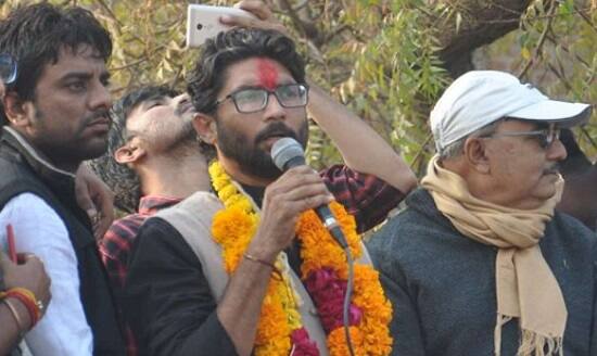 અલ્પેશ ઠાકોરે ‘પદ્માવત’ ફિલ્મ મામલે નિવેદન આપતાં જણાવ્યું હતું કે, ‘પદ્માવત’ ફિલ્મ પર સરકારનો પ્રતિબંધ છે એવી મુખ્યમંત્રીએ 3 વખત જાહેરાત કરી છે. ફિલ્મ રિલીઝ કરવા પોલીસ પ્રોટેક્શનની વાત કેમ કરવામાં આવે છે.