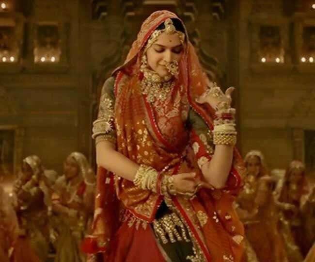 ફિલ્મને લઇને બીજો મોટો વિવાદ હતો, 'ધૂમર' ડાંસને લઇને, તેના પર વિજય વિદ્રોહીનું કહેવુ છે કે ફિલ્મ જોયા પછી એ સ્પષ્ટ થયું કે 'ધૂમર' ગીતમાં સંજય લીલા ભંસાળીએ બધી ફરિયાદોને નિપટાવી દીધી છે. ફિલ્મમાં VFX ટેકનિકની મદદથી દિપીકાની કમરને ઢાંકી દેવામાં આવી છે. આની સાથે ગીતમાં પણ જ્યારે પદ્માવતીની ભૂમિકામાં દીપિકા ધૂમર ડાંસ કરે છે ત્યારે રાજા રાવલ રતનસિંહ સિવાય કોઇ અન્ય પુરુષ હાજર નથી હોતો. સિવાય કે એક સૈનિક, જેની માત્ર પીઠ જ બતાવવામાં આવી છે.