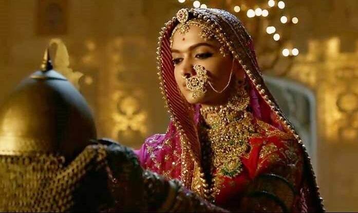 આ તો હતી ફિલ્મને લઇને વિવાદોના જવાબ, હવે વાત કરીએ ફિલ્મના સેટ, સંગીત કાસ્ટ અને ડાયરેક્શનની. દિબાંગ અને વિજયનું કહેવું છે કે, ફિલ્મનો સેટ એકદમ ભવ્ય અને રંગીન છે. જોકે ડાયરેક્શનની વાત કરીએ તો ફિલ્મ થોડી ખૂંચે છે. તમને એવું લાગશે કે હવે આગળ જવા દો.