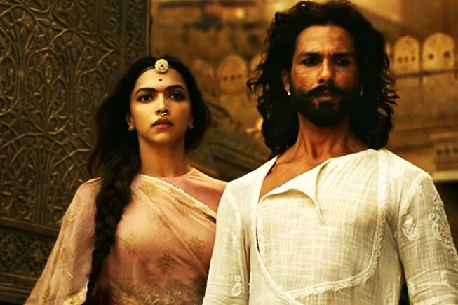 આ સીન વિશે વિજય વિદ્રોહીનું કહેવું છે કે 15-20 સેકન્ડના કાચ વાળો સીન છે અને તેને પણ ધૂમાડાની વચ્ચે ફિલ્માવાયો છે, તેની સાથે સંજય લીલા ભંસાળીએ ફિલ્મમાં પછીથી સ્પષ્ટતા કરી દીધી કે ખિલજી કહે છે કે, 'હું તો રાનીને એકવાર પણ બરાબર જોઇ શક્યો નહીં.''