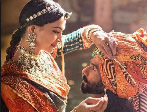 મુંબઈ: સંજય લીલા ભણશાલીની વિવાદિત ફિલ્મ પદ્માવત 25 તારીખે સિનેમાઘરોમાં રિલીઝ થવા જઈ રહી છે. આ ફિલ્મને લઈને સંજય લીલા ભણશાલીએ ઘણું બધુ દાવ પર લાગાવ્યું છે. એવામાં ફિલ્મ બોક્સ ઓફિસ કલેક્શન ફિલ્મની સ્ટાર કાસ્ટની સાથે સાથે સંજય લીલા ભણશાલી અને ભણશાલી પ્રોડક્શન્સ માટે મહત્વનું બની જાય છે.