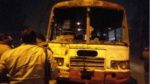 મુંબઇઃ સંજયા લીલા ભંસાળીની ફિલ્મ પદ્માવત તમામ વિરોધો અને પ્રદર્શનની વચ્ચે આજે દેશભરના થિએટર્સમાં રિલીઝ થઇ રહી છે, હિન્દી, તામિલ અને તેલુગુ ભાષાની સાથે આ ફિલ્મ દેશભરની 7000 સ્ક્રીનો પર રિલીઝ થઇ રહી છે. ફિલ્મનો વિરોધ કરી રહેલી કરણી સેનાએ આજે દેશવ્યાપી બંધનુ એલાન આપ્યું છે. વિરોધને લઇને ચાર રાજ્યોમાં સ્ક્રીનિંગ નથી થયું. 