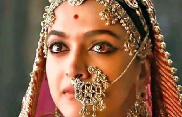 પદ્માવતની રિલીઝના વિરોધમાં થઇ રહેલા પ્રદર્શનથી થિએટર્સ માલિકો પણ ડર્યા છે, જેના કારણે કેટલાક થિએટર્સ માલિકોએ ફિલ્મ ના બતાવવાની પહેલાથી જ જાહેરાત કરી દીધી છે. 