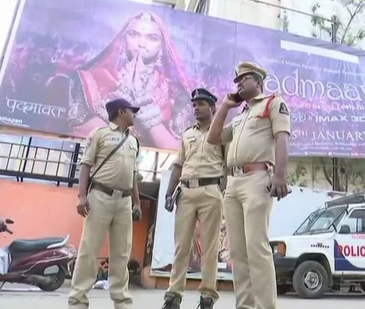 મુંબઈઃ આજે દેશભરમાં આશરે સાત હજારથી વધારે સ્ક્રીન પર પદ્માવત રિલીઝ થઈ રહી છે. કરણી સેનાના વિરોદ બાદ અનેક સિનેમાઘરોમાં ફિલ્મ દર્શાવવામાં નહીં આવે. ગુજરાત સહિત 4 રાજ્યોએ ફિલ્મ રિલીઝથી ઇનકાર કર્યો છે. સરકારે ફિલ્મ દર્શાવવા માંગતા થિયેટર બહાર સુરક્ષાનો પૂરતો બંદોબસ્ત આપવામાં આવશે. ઉલ્લેખનીય છે કે 27 જાન્યુઆરી, 2017ના રોજ આ વિવાદ શરૂ થયો હતો, તે આજ દિન સુધી ચાલુ છે.