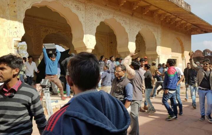 27 જાન્યુઆરી 2017: જયપુરના જયગઢ કિલ્લામાં ફિલ્મ પદ્માવતીના શૂટિંગ દરમિયાન સંજય લીલા ભણશાલીને કરણી સેનાના યુવકોએ થપ્પડ મારીને સેટ પર તોડફોડ કરી હતી. જે બાદ આ વિવાદ દેશભરમાં શરૂ થયો હતો.