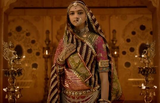 28 ડિસેમ્બર 2017: વિવાદ વધતો જોઈ સેન્સર બોર્ડે 3 ઇતિહાસકારોને ફિલ્મ દર્શાવી. જે બાદ નામ પદ્માવતીમાંથી પદ્માવત કરવામાં આવ્યું. ફિલ્મમાં 5 ફેરફાર કરવામાં આવ્યા અને રિલીઝ ડેટ 25 જાન્યુઆરી નક્કી કરવામાં આવી.