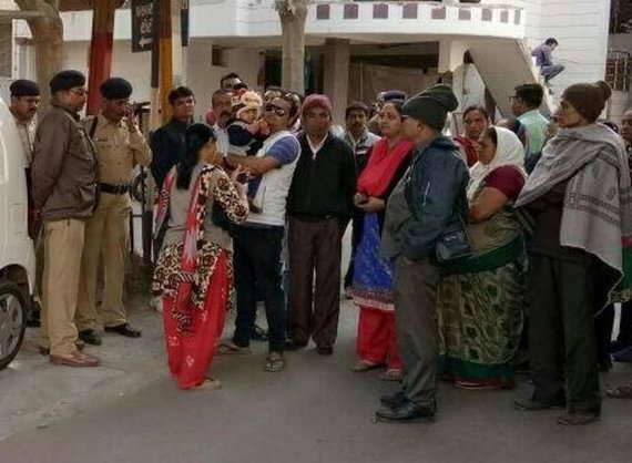 પતિ હાલમાં જે યુવતિને ઘરે લાવ્યો છે એ યુવતી અગાઉ પતિ સાથે સત્સંગમાં આવતી હતી. પોતાને થયેલા અન્યાય સામે લડત શરૂ કરતાં અન્ય સત્સંગી મહિલાઓ પણ તેને સાથે આપી રહી છે. પૂનમબેને કહ્યું હતું કે ગઇકાલે પોતે પતિ-સાસરિયાના ઘરે આવતાં ઘરમાં ન જવા દેતાં ઘર બહાર ધરણા શરૂ કર્યા હતાં. 