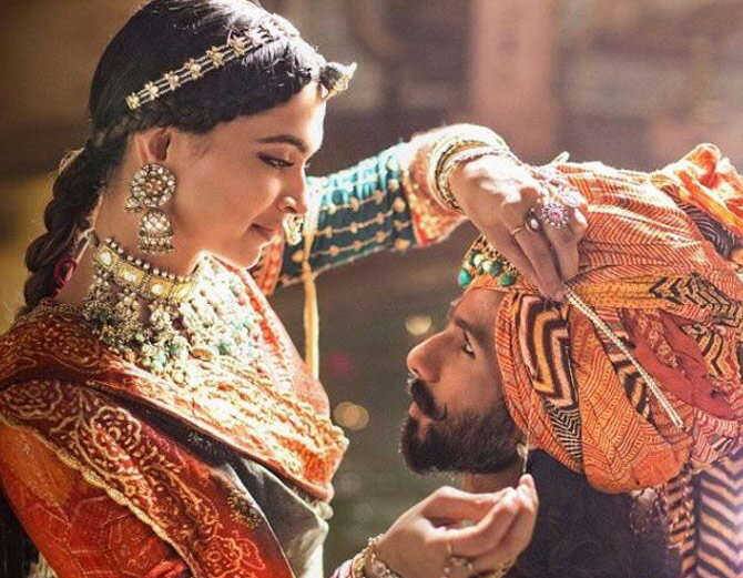 ઇસ્લામાબાદઃ સંજય લીલા ભંસાળીની ફિલ્મ પદ્માવતને લઇને આખા હિન્દુસ્તાનમાં કરણી સેના દ્વારા વિરોધ થઇ રહ્યો છે, ત્યારે હવે પાડોશી દેશ પાકિસ્તાને આને 'U' સર્ટિફિકેટ આપી દીધું છે, એટલે કે ભંસાળીની ફિલ્મ ‘પદ્માવત’ હવે પાકિસ્તાનમાં રિલીઝ થવાની છે. 