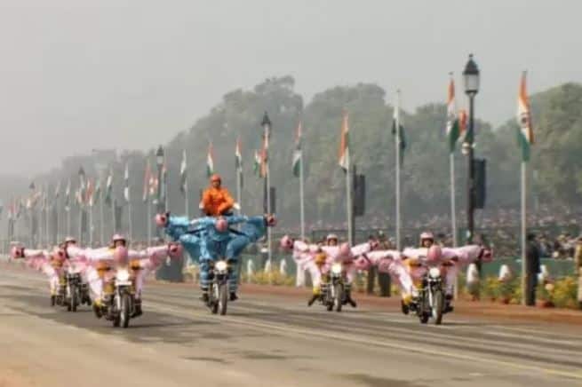 આ અવસર પર રાષ્ટ્રપતિ રામનાથ કોવિંદે વાયુસેનાના શહીદ ગરૂડ કમાન્ડો જેપી નિરાલાને શાંતિકાળના સૌથી મોટા વિરતા પુરસ્કાર અશોક ચક્રથી સન્માનિત કરવામાં આવ્યા હતા. શહીદ ગરૂડ કમાન્ડો જેપી નિરાલાને મરણોપરાંત અશોક ચક્ર એનાયત કરાયું હતું. તેમની પત્નીએ રાષ્ટ્રપતિ પાસેથી પુરસ્કાર પ્રાપ્ત કર્યો હતો. પુરસ્કાર આપતા સમયે રાષ્ટ્રપતિ ભાવુક થઇ ગયા હતા. 