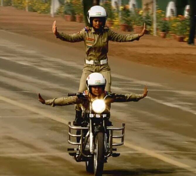 નવી દિલ્હીઃ આજે દેશ 69મો પ્રજાસત્તાક દિવસ મનાવી રહ્યો છે. પરેડ દરમિયાન સ્વદેશી રડાર સ્વાથી. આ રડેર એક સાથે સાત ટાર્ગેટને નિશાન બનાવી શકે છે. તે સિવાય સ્વદેશી નિર્ભય મિસાઇલ, આકાશ મિસાઇલ સિસ્ટમ અને ટી-90 ભીષ્મ ટેન્ક પણ સામેલ કરવામાં આવી હતી. તે સિવાય દુનિયાની એકમાત્ર સુપરસોનિક ક્રૂઝ મિસાઇલ બ્રહ્મોસને પણ પરેડમાં સામેલ કરવામાં આવી હતી.