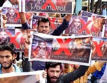 વિરોધ છતાં 10 લાખ લોકોએ પહેલા દિવસે જોઇ પદ્માવત, ચાર રાજ્યો સ્ક્રીનિંગથી રહ્યાં અળગા