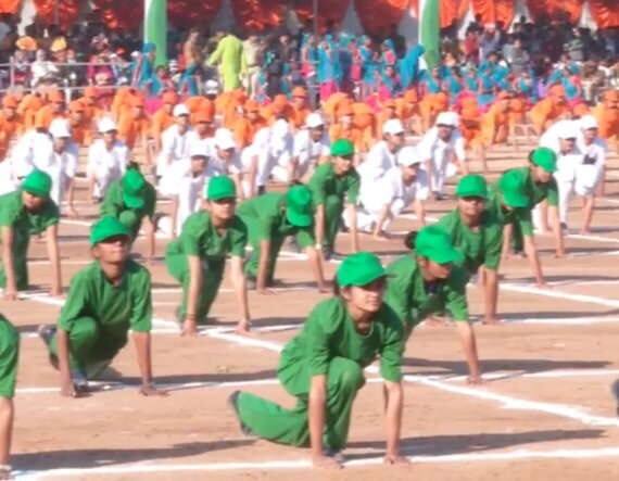 કેસરી, સફેદ અને લીલા વસ્ત્રોમાં સજ્જ બાળકોએ સૂર્યનમસ્કાર કરીને મેદાનને તિરંગામાં રંગી નાંખ્યું હતું. સૂર્યનમસ્કારના 12 સ્ટેપ કરીને વાતાવરણ ઉર્જાવાન બનાવી દીધું હતું. બાળકોના સૂર્યનમસ્કારને રાજ્યપાલ કોહલી, મુખ્યમંત્રી વિજય રૂપાણી અને ઉપસ્થિત નગરજનોએ નિહાળ્યા હતા. ત્યારબાદ સાંસ્કૃતિક કાર્યક્રમો ચાલું રહ્યાં હતા.