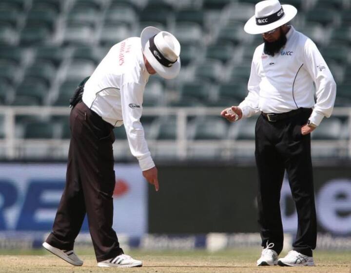 ભારતની ઇનિંગ દરમિયાન પિચ પર પડેલી તિરાડોનું નિરીક્ષણ કરતાં અમ્પાયર્સ.