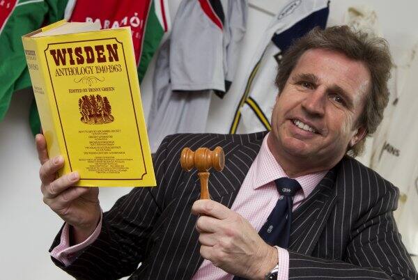 બેંગલુરુઃ શનિવારે બેંગલુરુમાં આઇપીએલની 11મી સીઝન માટે હરાજી શરૂ થઈ ગઈ છે. જેમાં અનેક દેશી-વિદેશી ખેલાડીઓ કરોડો રૂપિયામાં વેચાયા છે. આઇપીએલની છેલ્લા 11 સિઝનમાં અનેક ખેલાડીઓ બદલાયા, નિયમ બદલાયા પરંતુ આઈપીએલ ઓક્શનમાં ખેલાડીઓની હરાજી કરાવનારા ઓક્શનર રિચર્ડ મેડલી બદલાયા નથી. છેલ્લા 11 વર્ષથી આઇપીએલમાં ઓક્શન હોસ્ટ કરી રહ્યા છે.