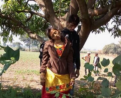 યુવતીનાં લગ્ન લેવાતાં તેના ઘરે લગ્નમંડપ પણ બંધાયા હતા. હાથે મહેંદી પણ મૂકાવી લીધી હતી. પરંતુ આ લગ્ન તેને મંજૂર ન હોય માંડવે લગ્નની જાન આવે તે પહેલાં જ તે યુવતીએ પોતાના પ્રેમી સાથે આગલી રાત્રે આંબાના ઝાડ ઉપર ગળેફાંસો ખાઈ બન્નેએ પ્રેમી પંખીડાએ જાણે જન્મોજનમનાં કોલ પૂરા કર્યાં હતા. 