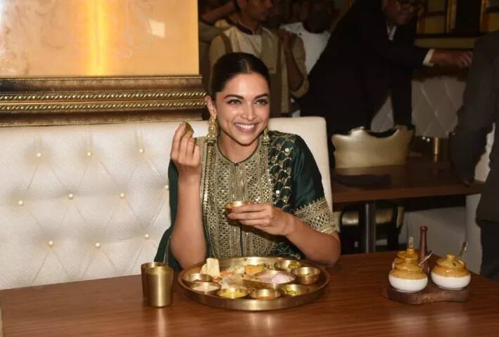 અનેક પ્રકારના રાજસ્થાની વ્યંજન-વાનગીઓ ખાધી હતી.