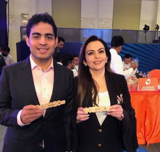 આઇપીએલ ઓક્શન 2018માં આ વખતે મુંબઈ ઈન્ડિયન્સ ફ્રેન્ચાઇઝીના ઓનર નીતા અંબાણીના પુત્ર આકાશ અંબાણીએ પણ સૌનું ધ્યાન ખેંચ્યું હતું.