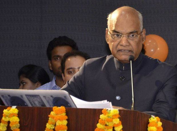 રાષ્ટ્રપતિ રામનાથ કોવિંદ દ્વારા બંને ગૃહોની સંયુક્ત બેઠકને સંબોધિત કર્યા બાદ સોમવારે બજેટ સત્રની શરૂઆત થશે. રાષ્ટ્રપતિ તરીકે પદભાર સંભાળ્યા બાદ કોવિંદ પ્રથમ વખત સંસદની સંયુક્ત બેઠકને સંબોધન કરશે.