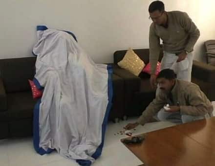 જૂનાગઢ-વંથલી હાઈવે પર આવેલા વાડલા ફાટક નજીક નોવેલ્ટી ફર્નિચરનાં શોરૂમ પાસે નિવૃત્ત પીઆઇ કાળુભાઇ અરજણભાઇ ઓડેદરા પોતાના પરિવાર સાથે રહે છે. સવારે 6:30 થી 6:45 વાગ્યાના અરસામાં તેમણે ઘરના બેઠક રૂમમાં સોફા પર બેસી બેઠાં બેઠાં જ પોતાની ખાનગી રીવોલ્વર વડે જમણા લમણામાં ગોળી મારીને આપઘાત કરી લીધો હતો.