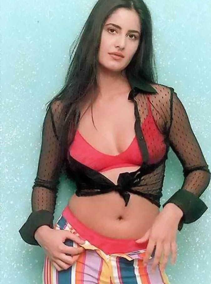 તેને એક્ટ્રેસને પુછ્યું કે, તે પોતાના લગ્નમાં ડિઝાઇનર મનીષ મલ્હોત્રા અને સબ્યાસાચીમાંથી કોના ડિઝાઇનર કપડાં પહેરવા માંગશે, તો દીપિકાએ સબ્યાસાચીનું નામ લીધું. નેહાએ આગળ પુછ્યું કે શું કેટરીના કૈફને લગ્નમાં ઇન્વિટેશન મળશે, જવાબમાં દીપિકાએ કહ્યું- નૉ ચાન્સ.