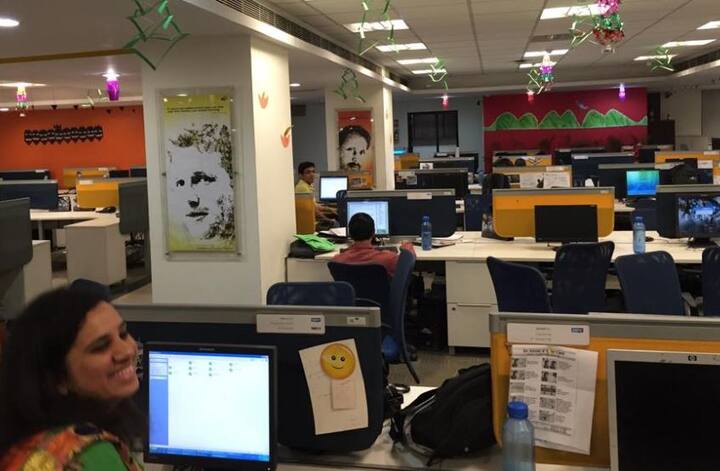 નવી દિલ્હીઃ ઓનલાઇન પેમેન્ટ એપ પેટીએમ દિવસેને દિવસે નવા શિખરો સર કરી રહી છે. સોમવારે કંપનીએ જાહેરાત કરી કે તેની માર્કેટ વેલ્યૂ 63,537 કરોડ રૂપિયા સુધી પહોંચી ગઈ છે. પેટીએમના પૂર્વ અને વર્તમાન 200 કર્મચારીઓએ ESOPને વેચ્યો છે, જેની કિંમત આશરે 300 કરોડ રૂપિયા સુધી છે. જેના કારણે કંપનીની માર્કેટ વેલ્યૂમાં મોટો ઉછાળો આવ્યો છે. ઉપરાંત હિસ્સો વેચનાર કર્મચારીઓ પણ કરોડપતિ બની ગયા છે.