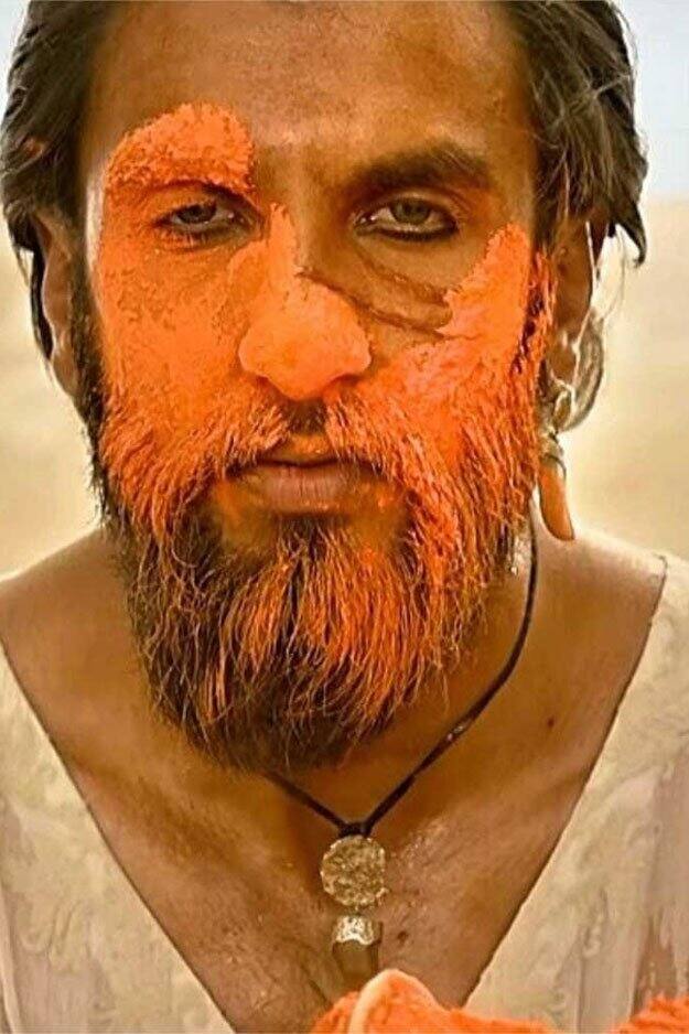  રસપ્રદ એ છે કે આ એવોર્ડ કોઈ સેરેમનીમાં નહીં પરંતુ બોલીવુડના મહાનાયક અમિતાભ બચ્ચન તરફથી આપવામાં આવ્યો છે. સામાન્ય રીતે જ્યારે પણ અમિતાભ બચ્ચનને કોઈ સ્ટાર્સનું પરફોર્મન્સ પસંદ આવે છે ત્યારે તે તેને તેઓ પોતાના હાથે લખેલ પત્ર મોકલીને શુભેચ્છા પાઠવે છે. પદ્માવતમાં બિગ બીને રણવીરની ભૂમિકા એટલી પસંદ આવી કે તેના વખણ કરતાં ખુદને રોકી ન શક્યા.