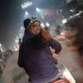 વાત આટલે જ નથી પતતી, મે ઘરે આવીને મહિલા હેલ્પલાઇન નંબર '1090' પર ફોન કર્યો અને ફરિયાદ નોંધવા કહ્યું, તો ત્યાં મારી સાંભળવાની જગ્યાએ મને કહેવામાં આવ્યું કે તમારી પાસે કમ્પલેન્ટ રજિસ્ટરનો નંબર આવશે અને આજે 4 દિવસ વિતી ગયા પછી કોઇ કમ્પલેન્ટ રજિસ્ટર નથી મળ્યું, બાદમાં મને મહિલા હેલ્પલાઇન સેવા કોઇ કામ વિનાની નિષ્ફળ દેખાઇ. 