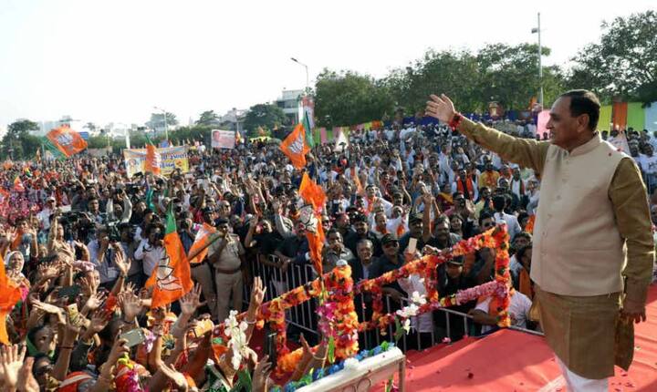 અમદાવાદઃ ગુજરાત વિધાનસભાની ચૂંટણી પરિણામો જાહેર થયાને અઢી મહિનાથી વધારે સમય થઇ ગયો છે. ગુજરાતમાં સતત છઠ્ઠી વખત સત્તામાં આવેલી ભાજપ સરકાર આ વખતે 100 સીટ પણ જીતી શકી નથી. વિધાનસભા ચૂંટણીમાં 99 બેઠક જીત્યા પછી ખાતા ફાળવણી અંગે થયેલા વિવાદ બાદ ભાજપ સરકાર માટે વધુ એક વખત રાજકીટ સંકટના વાદળો ઘેરાયા છે. 