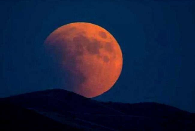 Chandra Grahan Moon will hide Saturn such incident happening after 18 years lunar eclipse of Saturn again in October Chandra Grahan :  शनि को छिपा लेगा चंद्रमा, 18 साल बाद हो रही ऐसी घटना, अक्टूबर में फिर शनि का चंद्र ग्रहण