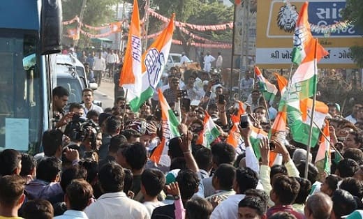 અમદાવાદઃ ગુજરાત કોંગ્રેસના એક ધારાસભ્ય સામે તેમના જ પક્ષના યુવા નેતાઓ 10 કરોડ રૂપિયાનો બદનક્ષીનો દાવો ઠોકી દેતાં રાજકીય ગરમાવો વ્યાપી ગયો છે. આ યુવા નેતાનો આક્ષેપ છે કે, કોંગ્રેસના ધારાસભ્યે હાઈકમાન્ડને લખેલા પત્રમાં ખોટા આક્ષેપો કરી મારી રાજકીય કારકિર્દીને નુકસાન કર્યું છે.