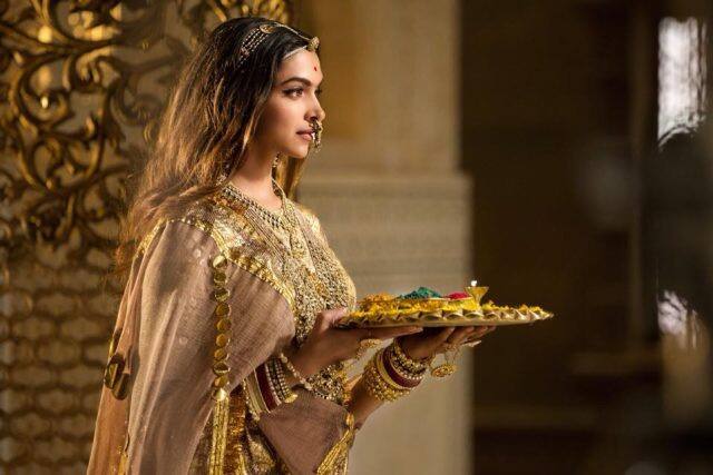 બૉક્સ ઓફિસ પર રોજ કમાણીના નવા રેકોર્ડ બની રહ્યાં છે સંજય લીલા ભંસાળીની ફિલ્મ 'પદ્માવત' ફિલ્મ ભારતની સાથ-સાથે અમેરિકામાં પણ સારી એવી કમાણી કરી રહી છે. ઉત્તરીય અમેરિકામાં ફિલ્મના રિલીઝ થયાના ત્રણ દિવસ બાદ જ લગભગ 44 લાખ ડૉલર કમાઇ લીધા. આ કમાણીની સાથે આ ફિલ્મ ત્રણ દિવસમાં સૌથી વધુ કમાણી કરનારી ફિલ્મ બની ગઇ છે. 