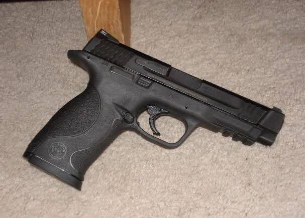 આ વાત પર બન્ને વચ્ચે દલીલો થઇ રહી હતી ત્યારે ગર્લફ્રેન્ડને ઇમ્પ્રેસ કરવા માટે થઇને તેણે ઘરમાંથી ઓટોમેટિક પિસ્તોલ કાઢીને પોતાની કાનપટ્ટી પર લગાવી દીધી. તે વારંવાર ધમકી આપતો રહ્યો કે તે ખુદને ગોળી મારી દેશે. ગર્લફ્રેન્ડે તેને પિસ્તોલમાંથી ગોળીઓ કાઢી નાખવા પણ કહ્યું, પરંતુ યુવકને હતું કે પિસ્તોલ ખાલી જ છે. તેણે ભુલથી ટ્રીગર દબાવી દીધું અને ગોળી મગજની આરપાર નીકળી ગઇ હતી. 