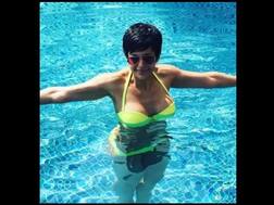 50 વર્ષની ઉંમરે બૉલીવુડની એક્ટ્રેસ બતાવ્યુ ટૉન્ડ બૉડી ફિગર, બે બાળકોની છે માં, જુઓ તસવીરો......