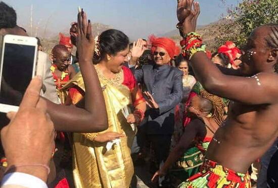 રાજકોટ: લેઉવા પટેલ સમાજના એકતાના પ્રતિક સમા ખોડલધામ ટ્રસ્ટના ચેરમેન નરેશ પટેલના પુત્ર શિવરાજના ઉદયપુરના સીસારમાં આવેલા ફતેહગઢ પેલેસમાં લગ્ન યોજાયા હતા. હાલ નરેશ પટેલ સહિત પરિવારજનો ઉદયપુરમાં હતાં. 