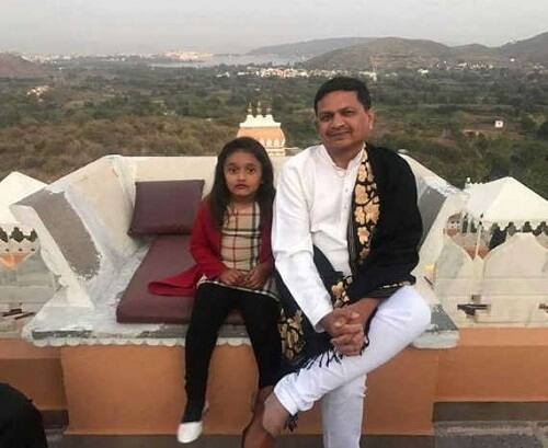 જેમાં સમાજના આગેવાનો સહિત રાજકીય હસ્તીઓ પણ હાજર રહેશે. નરેશ પટેલ ખોડલધામ ટ્રસ્ટના ચેરમેન અને લેઉવા પટેલ સમાજના આગેવાન છે. ચાર્વીના પિતા કિશોરભાઇ ફિઝીયોથેરાપી ડોક્ટર છે.