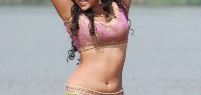 નોંધનીય છે કે, અમાલા દાર્જલિંગ થમિજાસી નામની ઇવેન્ટમાં પરફોર્મ કરવાની છે. આ ઇવેન્ટ મલેશિયામાં યોજાશે. અમાલા છેલ્લા કેટલાક દિવસોથી ટેક્સ ચોરીના કારણે ચર્ચામાં રહી હતી, આ મામલે ઇન્કમ ટેક્સ ડિપાર્ટમેન્ટ તેની સાથે પુછપરછ પણ કરી હતી.