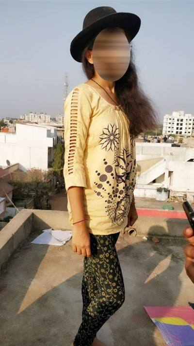 આ સૂસાઇડ નોટમાં 2 સગીર યુવકો દ્વારા તેને બ્લેક મેઈલ કરવામાં આવતી હોવાનો ઉલ્લેખ કર્યો છે. સગીરાએ સુસાઇડ નોટમાં લખ્યું હતું કે, તેની સાથે ક્લાસીસમાં અભ્યાસ કરતા બે સગીર તેને છેલ્લા કેટલાય સમયથી મિત્ર સાથેના ફોટો વાયરલ કરવાની ધમકી આપતા હતાં તથા તેની પાસે બીભત્સ માગણીઓ કરતા હતા. જો સગીરા તેવું નહીં કરે તો તેના ફોટો સોશિયલ મીડિયામાં વાયરલ કરી દેવાની ધમકી પણ આપતા હતા. 