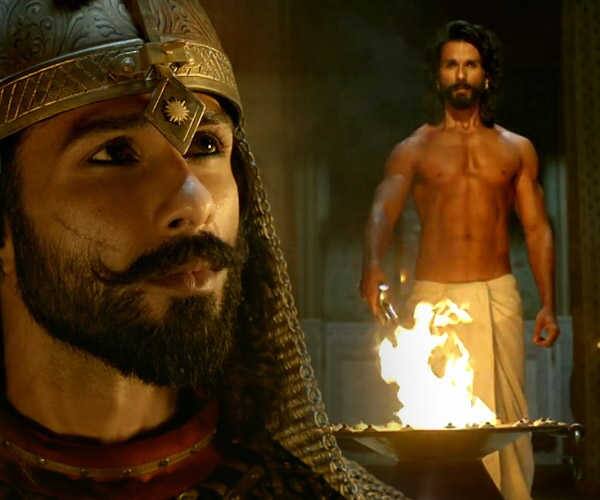 પદ્માવતના સેટ પર રણવીર સાથે તેમના બૉન્ડિંગ વિશે તેમને કહ્યું,- 'હું રાવલ રતનસિંહ હતો, જે વધુ રિએક્ટ નથી કરતો. હું સેટ પર પણ એવો જ હતો. હું મારા ઝોનમાં જ હતો સીન્સની વચ્ચે મ્યૂઝિક સાંભળતો હતો.'