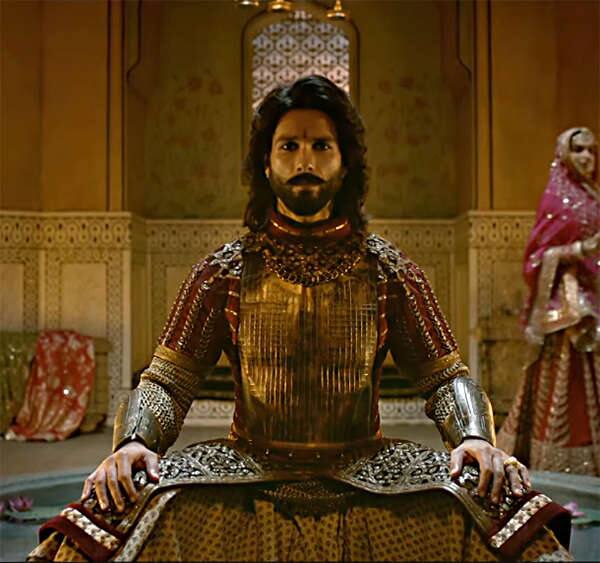 'એટલા માટે ખિલજીનું કેરેક્ટર હોય કે રતનસિંહનું, બધું સંજય સર મૉનિટર કરે છે. મે હમણાં કહ્યું કે, હું રણવીર કરતાં અલગ રીતે આ રૉલ કરી શકતો હતો કેમકે અમે બન્ને અલગ એક્ટર્સ છીએ અને અમારી એક્ટિંગ સ્ટાઇલ પણ અલગ છે.'