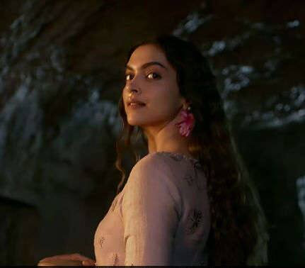 ત્રીજીવાત એ છે કે, મારી દ્રષ્ટિએ આ ફિલ્મ માત્ર જૌહર પુરતી સિમિત નથી, પણ તેનાથી ઘણીબધી વિશેષ મહત્વની બાબતોને સમર્થન આપે છે. મારી દ્રષ્ટિએ આ ફિલ્મ મહિલાઓ અને તેમની ક્ષમતા, પાવર અને ગરિમાનું સેલિબ્રેશન છે.