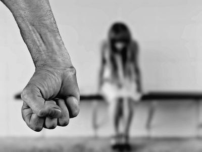 NFHS Report: uttar pradesh ​at number 2 in domestic violence cases NFHS Report: घरेलू हिंसा करने के मामले में यूपी दूसरे नंबर पर, जानें 100 में कितने पति करते हैं पत्नी के साथ मारपीट या यौन हिंसा?