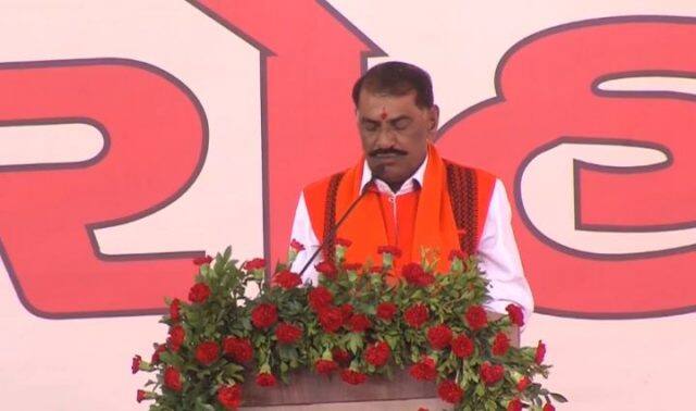 આરોગ્ય રાજ્ય મંત્રી કુમાર કાનાણીના કાર્યાલયમાં ડે. કલેકટર જે. વી. વદરની અને સમાજ કલ્યાણ મંત્રી વાસણભાઇ આહીરના કાર્યાલયમાં વી. કે. જોષીની નિમણુંક થઇ છે.