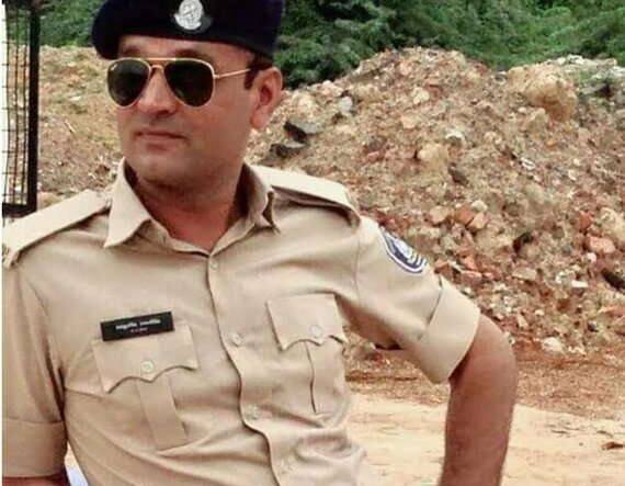 યુવકને તાત્કાલિક ઝાયડસ હોસ્પિટલ લઈ જવાયો હતો. જોકે, ત્યાં ડોક્ટરોએ તેને મૃત જાહેર કર્યો હતો. યુવક અંગે તપાસ કરતાં તેનું નામ રણજિતસિંહ મકવાણા હોવાનું સામે આવ્યું હતું. તેમજ તે વાડજ પોલીસ સ્ટેશનમાં કોન્સ્ટેબલ તરીકે ફરજ બજાવતો હોવાનું પણ જાણવા મળ્યું હતું. નોંધનીય છે કે, યુવકની લાશ બલેનો કારમાંથી મળી આવી હતી. 